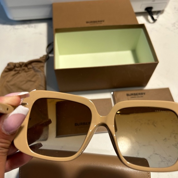 Burberry sunglasses - Picture 4 of 8